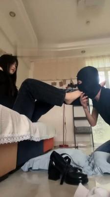 【田甜圈】拴狗遛弯高跟踩脸 bf21650