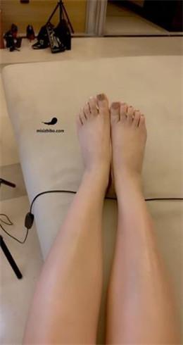 【美杜莎】面试家狗伺候舔脚 bf21479