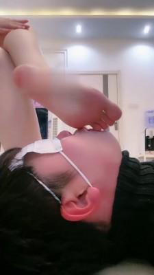 【罗宾】黑丝裸足踩狗脸 bf21663