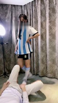 【若依】诱惑-足球宝贝踢踹黑鬼【完整版】 bf21525