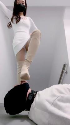 【莫莉】车模商场楼道踩虐狗 bf21397