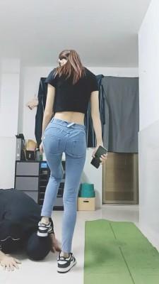 【美娜格格】瑜伽教练转胯+白棉袜气味羞辱 bf21392