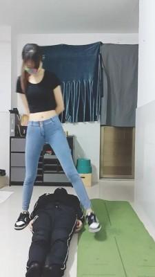 【美娜格格】瑜伽教练转胯+白棉袜气味羞辱 bf21392