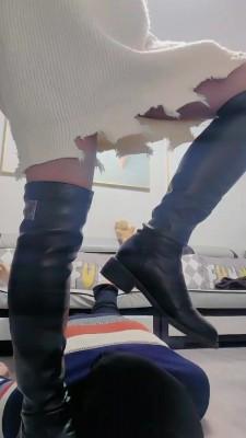 【飞扬女王】长靴高跟丝袜全体重踩踏 bf21338