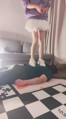 【桃子老师】学生S小白鞋白袜踩踏 bf20005