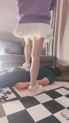 【桃子老师】学生S小白鞋白袜踩踏 bf20005