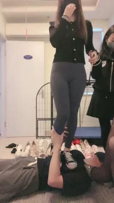 【安静大大】母女S耳光/踩踏/舔鞋【三视角版】 bf19913