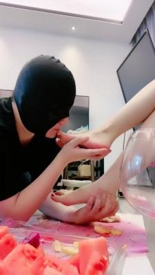 【莫莉】丝袜踩踏诱惑喂食 bf19930