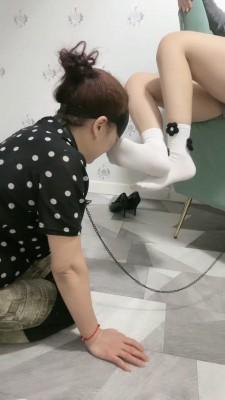 【偏不S】继母跪在女儿脚下做狗 bf19938