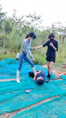 【暴力美学】猥琐路人被姐妹花调【双视角版】 bf19754