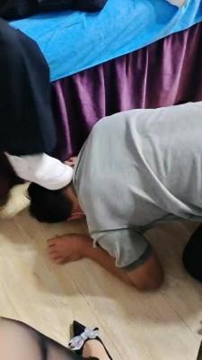 【天蝎女王】美容院开发素人恋足 JS22102301