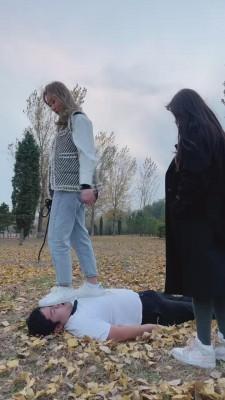 【二宝】姐妹花户外遛狗踩踏 bf19757