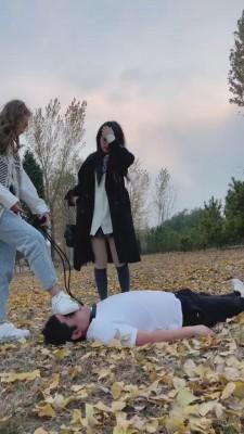 【二宝】姐妹花户外遛狗踩踏 bf19757