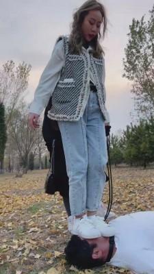 【二宝】姐妹花户外遛狗踩踏 bf19757