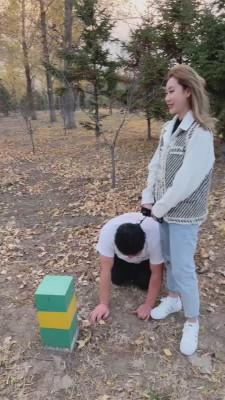 【二宝】姐妹花户外遛狗踩踏 bf19757