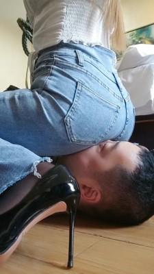 【合肥七颜】丝袜脚窒息+踩踏 bf19688