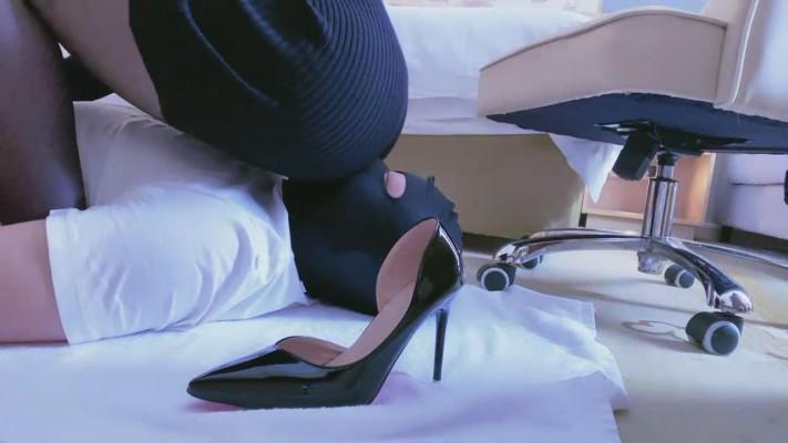 【艾薇儿】高跟黑丝踩地毯 bf19639