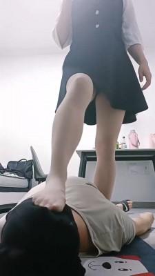 【飞扬女王】肉丝脚踩脚垫