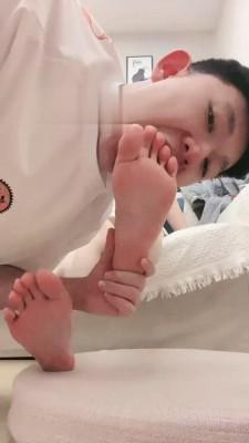 【强抚】近距离玉足辱奶狗 bf19494