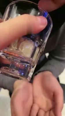 【伊兮夫妻】KTV让绿帽狗伺候 bf19481