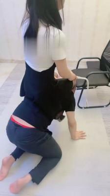 【冷凝大人】高跟黑丝踩光头佬 bf19378