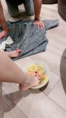 【美美子】臭脚臭袜踩踏喂食 bf19141