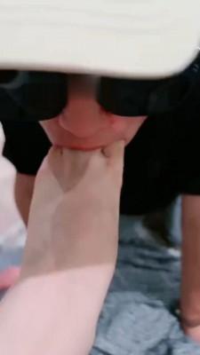 【美美子】臭脚臭袜踩踏喂食 bf19141