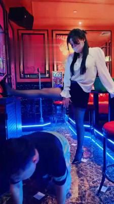 【雪琪琪】KTV超刺激玩贱奴才 bf19055