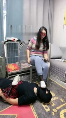 【伊兮夫妻】小白鞋牛仔裤踩踏羞辱贱狗 bf18743