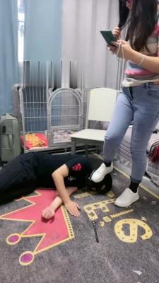 【伊兮夫妻】小白鞋牛仔裤踩踏羞辱贱狗 bf18743