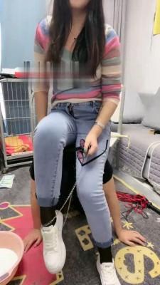 【伊兮夫妻】小白鞋牛仔裤踩踏羞辱贱狗 bf18743