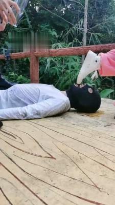 【暴力美学】户外发现小乞丐虐成狗【双视角版】 bf18586