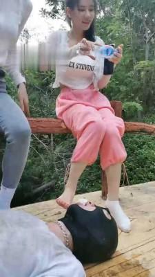 【暴力美学】户外发现小乞丐虐成狗【双视角版】 bf18586