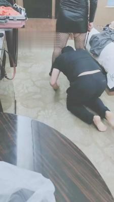 【黛颜】狗儿子偷闻妈妈的内裤 bf18274