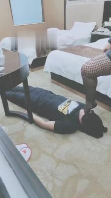 【黛颜】狗儿子偷闻妈妈的内裤 bf18274