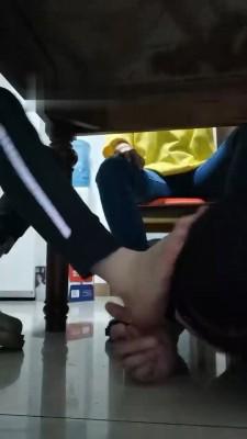 【文文文】桌底舔素人双S的鞋 bf18210