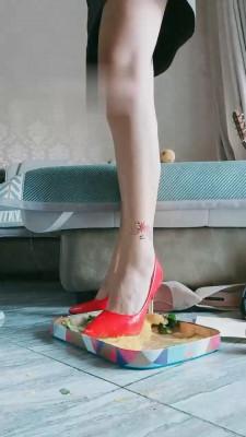 【小魔女】沉浸式踩踏口水喂食 bf18115