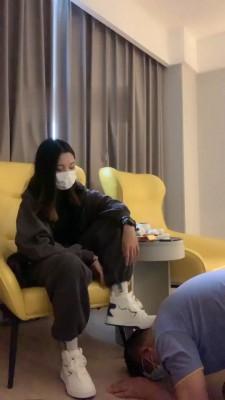 【夏夏s】聚会偷闻袜子被驯化 bf18120