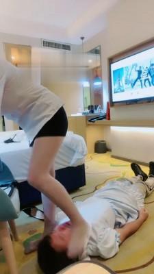 【雪琪琪】强制狗穿裙子/圣水/高跟踩/鞭打 bf18337