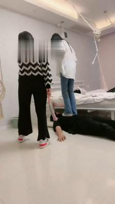 【精神小妹】诺诺带两素人妹妹小白鞋tj bf18084