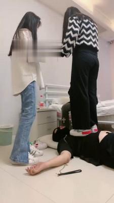 【精神小妹】诺诺带两素人妹妹小白鞋tj bf18084