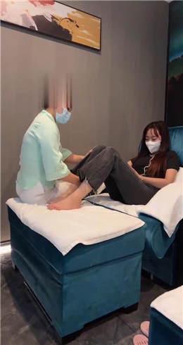 【橘子没熟】闺蜜伺候我和技师JS22090402