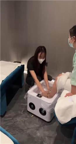 【橘子没熟】闺蜜伺候我和技师JS22090402