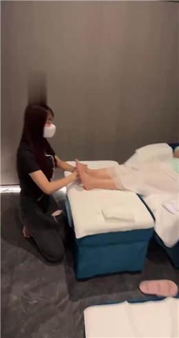 【橘子没熟】闺蜜伺候我和技师JS22090402