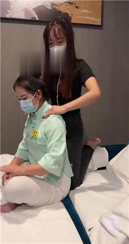 【橘子没熟】闺蜜伺候我和技师JS22090402