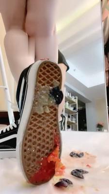 【芷晴】沉浸式踩踏碾压食物 bf17987