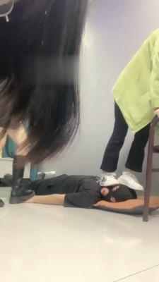 【精神小妹】被素人学生主群调群虐【续集】 bf17798