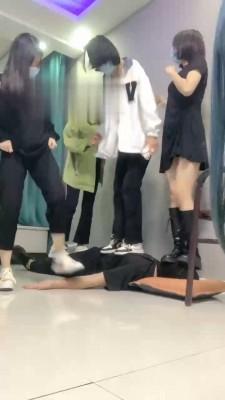 【精神小妹】被素人学生主群调群虐【续集】 bf17798