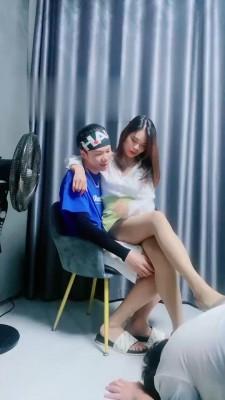 【婷婷】情侣主的脚下废物狗 bf17737