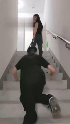 【美帝】御姐楼道遛狗 bf17774